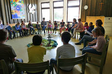 Kinderkarfreitagsliturgie im Gemeindezentrum (Foto: Karl-Franz Thiede)